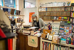 La librairie L'Alinéa, située rue d'Espagne, est ouverte durant le confinement pour livrer les commandes. 