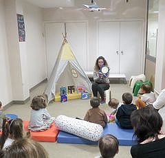 Photo d'une séance de lecture avec enfants et parents assis